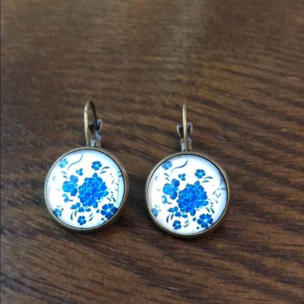 Vitae style button earrings